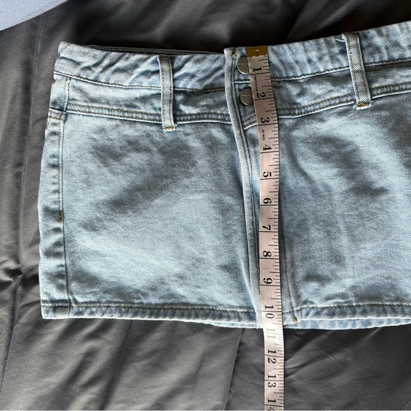 Superdown Lightwash Denim Double Button Y2K Micro Mini Skirt size Medium EUC - Picture 5 of 7